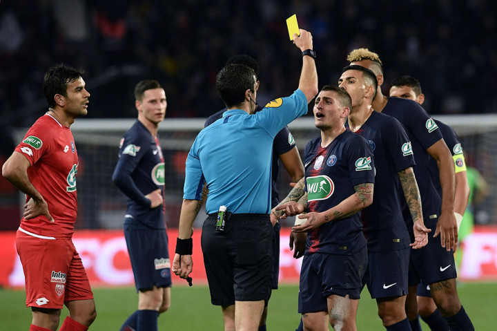 Gelandang PSG Marco Verratti diganjar kartu kuning setelah melakukan pelanggaran terhadap gelandang Dijon Romain Amalfitano.