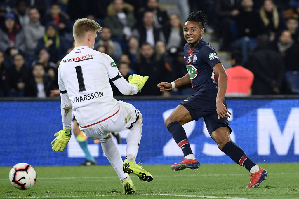 Kiper Dijon Runar Runarsson melakukan sejumlah penyelamatan gemilang atas sejumlah serangan pemain tim tuan rumah.