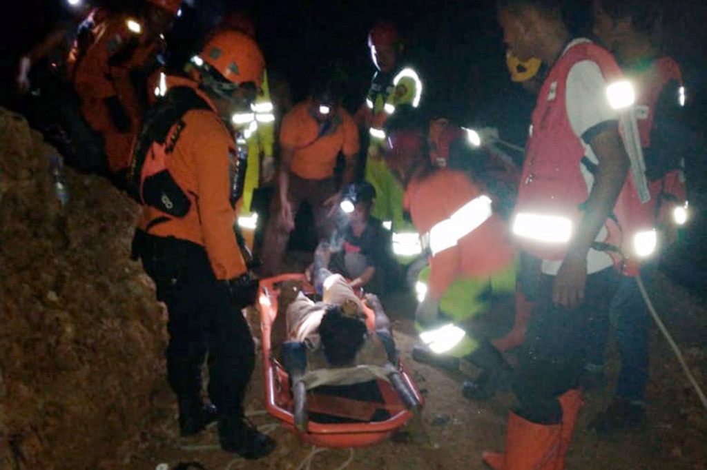 Anggota tim SAR mengevakuasi salah seorang korban tambang emas yang longsor di Desa Bakan, Kecamatan Lolayan, Kabupaten Bolaang Mongondow, Sulawesi Utara, Selasa, 26 Februari 2019 malam. 