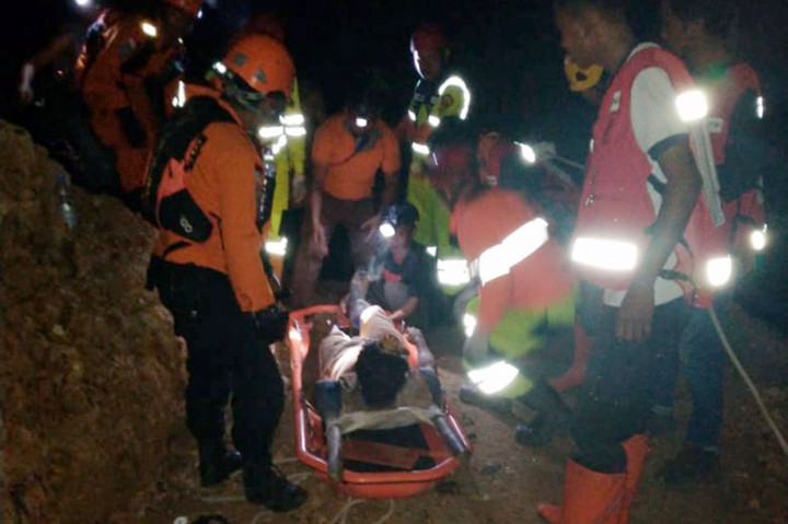 Anggota tim SAR mengevakuasi salah seorang korban tambang emas yang longsor di Desa Bakan, Kecamatan Lolayan, Kabupaten Bolaang Mongondow, Sulawesi Utara, Selasa, 26 Februari 2019 malam. 