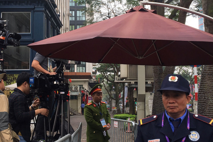 Jalanan menuju hotel yang terletak di pusat Kota Hanoi tersebut ditutup sepanjang hari. Para jurnalis yang meliput juga diberi pagar pembatas.