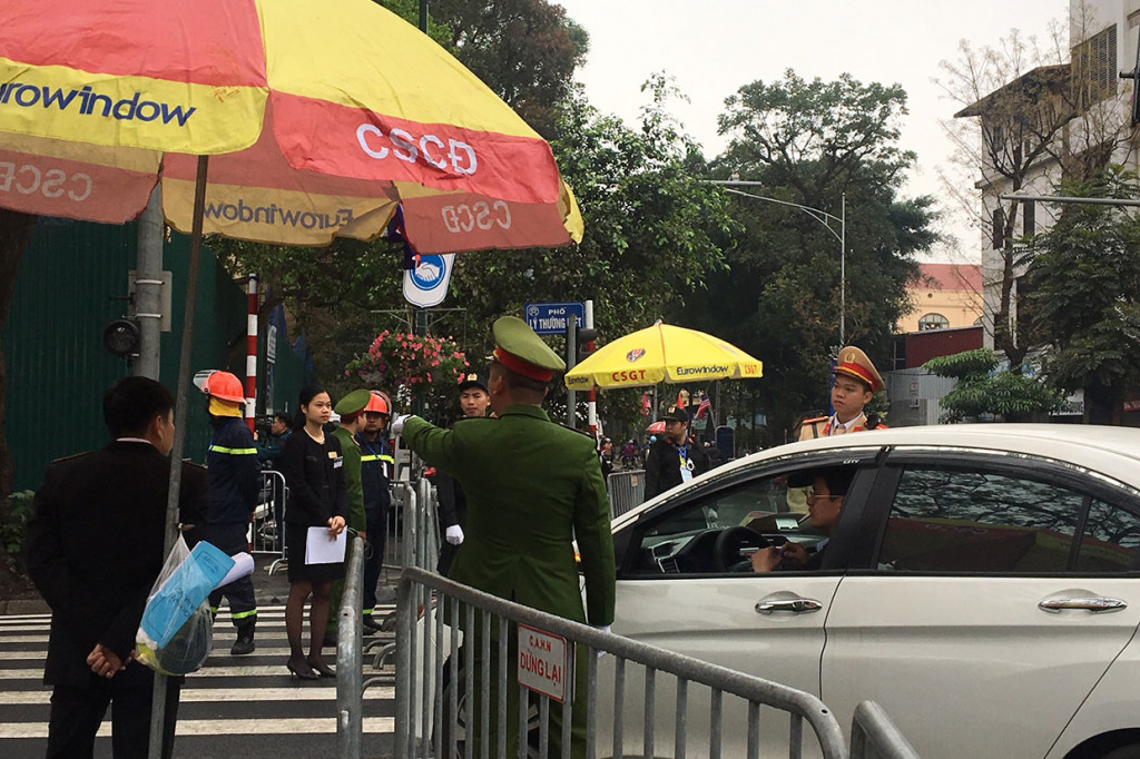 Setiap kendaraan yang akan memasuki Hotel Melia mendapat pemeriksaan dengan teliti dan sangat ketat.