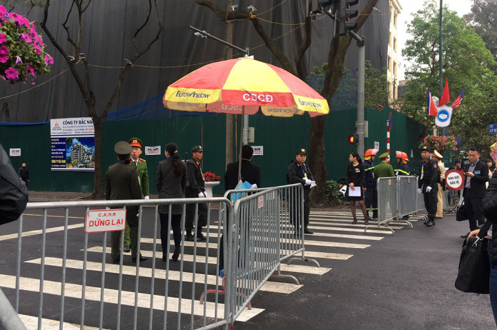 Aparat keamanan Korea Utara dan Vietnam berjaga-jaga di sekitar Hotel Melia Hanoi, Rabu, 27 Februari 2019, tempat pemimpin Korut Kim Jong Un menginap. 