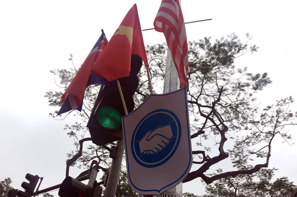 Kim Jong Un akan melakukan pertemuan dengan Presiden AS Donald Trump pada Rabu, 27 Februari 2019 petang, membahas soal cara menerapkan janji Korut untuk menghentikan program senjata nuklirnya. Pembicaraan itu akan dilanjutkan dengan acara makan malam bersama. 