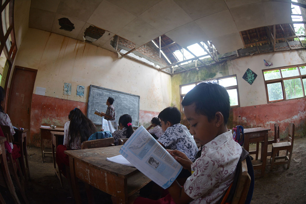 Sejumlah siswa kelas IV dan V terpaksa belajar di ruang kelas yang rusak dalam lima tahun terakhir ini dan belum pernah ada perbaikan dari Pemerintah Kabupaten Jember.