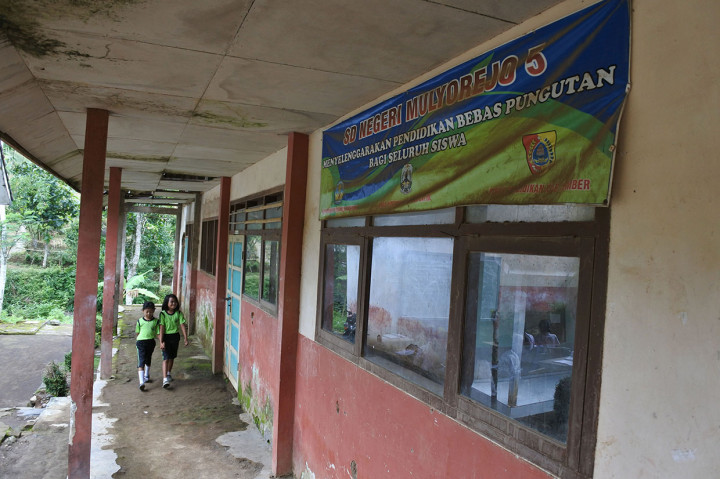 Sementara itu, siswa kelas VI yang berjumlah 9 terpaksa menempati ruang perpustakaan. Mereka pun baru pindah dua tahun terakhir.