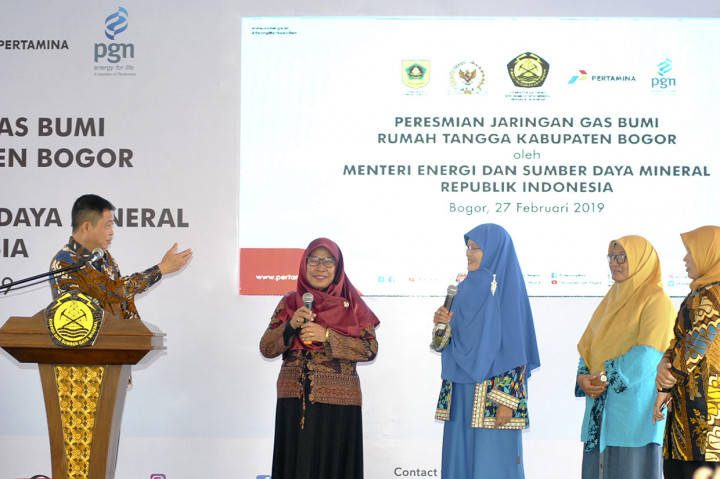 Menteri ESDM Ignasius Jonan (kiri) berbincang dengan warga penerima sambungan jaringan gas bumi rumah tangga di halaman Masjid Hakimah Wa Rohmah, Puri Nirwana 3, Cibinong, Kabupaten Bogor, Jawa Barat.