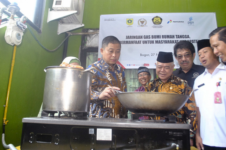 PT Perusahaan Gas Negara Tbk. (PGN) menambah jaringan gas untuk rumah tangga dan pelanggan kecil sebanyak 5.120 sambungan rumah di wilayah Kecamatan Cibinong dan Bojong Gede sebagai upaya untuk memperluas dan pemerataan pemanfaatan kekayaan alam negeri ini. 