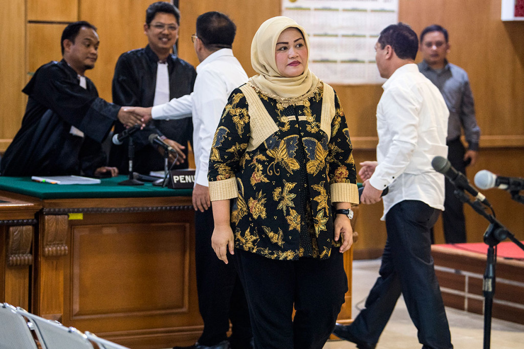 Dalam penjelasannya, Jaksa KPK mengungkap pemberian uang untuk Neneng yaitu Rp 10.830.000.000 dan SGD 90 ribu, Jamaludin menerima Rp 1,2 miliar, Dewi Tisnawati Rp 1 miliar dan SGD 90 ribu, Sahat Maju Banjarnahor menerima Rp 952.020.000 dan Neneng Rahmi Nurlaili menerima Rp 700 juta.