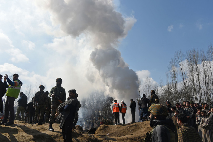 Militer Pakistan mengklaim telah menembak jatuh dua pesawat tempur India di wilayah udaranya di atas wilayah sengketa Kashmir.