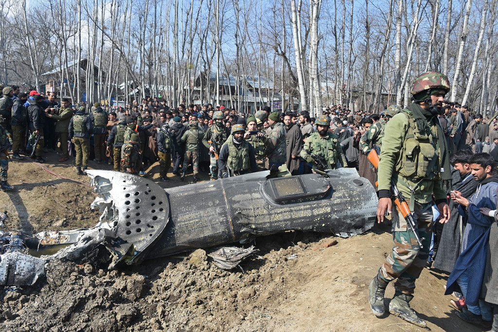 Juru bicara militer Pakistan Mayor Jenderal Asif Ghafoor mengatakan seorang pilot India ditangkap dalam insiden itu.