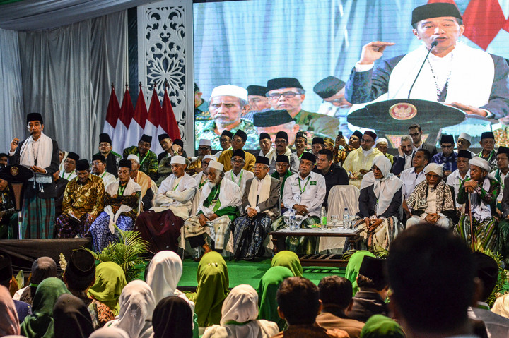 Dalam sambutanya, Jokowi mengakui kalau NU merupakan organisasi jemaah terbesar di Indonesia yang sudah berkontribusi banyak untuk keutuhan bangsa Indonesia dan selalu terdepan membela negara dari pihak-pihak yang ingin merubah Pancasila sebagai dasar negara serta membenturkan islam dan Pancasila. Antara Foto/Adeng Bustomi