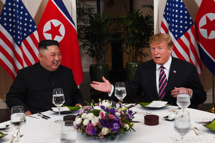 Trump kemudian menjanjikan Korut 'masa depan hebat bagi negara Anda' dalam pembicaraan pertamanya dengan Kim di Hanoi.