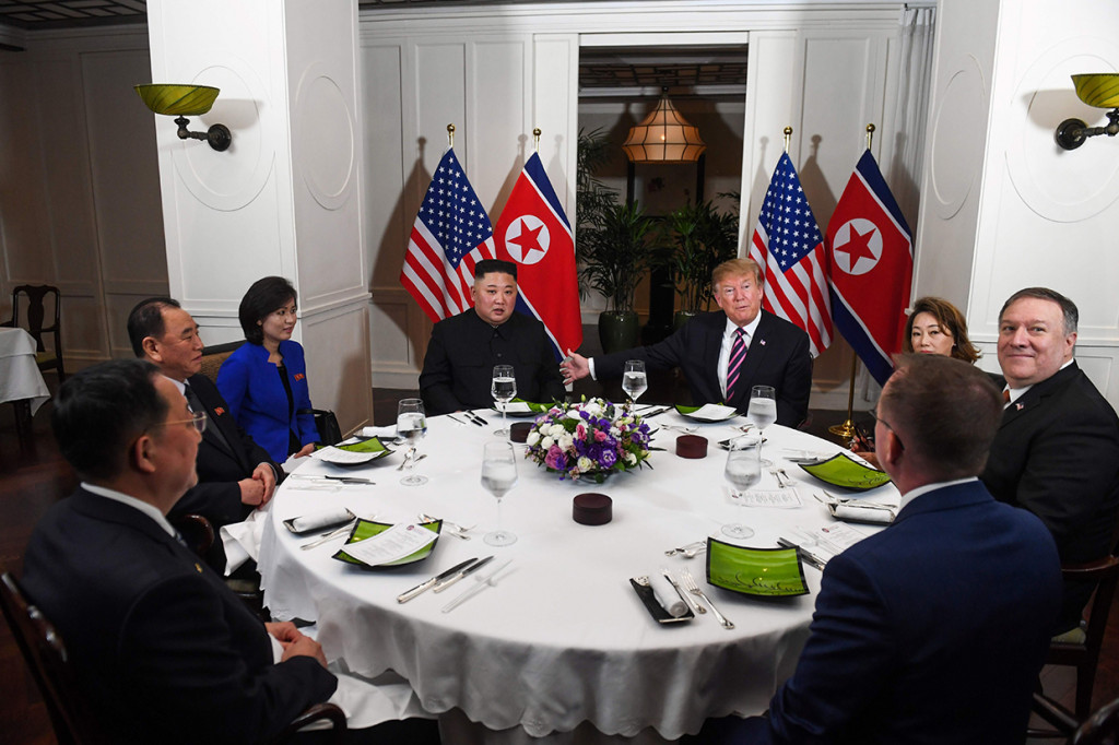 Dalam pertemuan kedua di Hanoi ini, Trump dan Kim mengawalinya dengan sesi one-on-one atau pertemuan empat mata selama 20 menit di Hotel Metropole. Selanjutnya, keduanya akan menghadiri makan malam bersama dengan para jajarannya.
