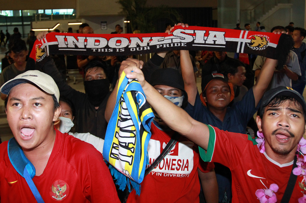 Begitu keluar terminal, para pemain timnas langsung disambut sorak sorai suporter yang langsung menyanyikan lagu 