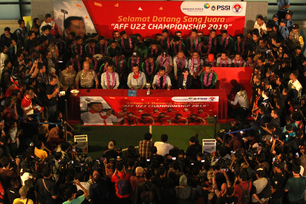 Para pemain timnas kemudian diarahkan menuju panggung utama acara penyambutan yang diadakan Kementerian Pemuda dan Olahraga di pelataran Terminal 3. Di sana, para pemain timnas langsung disambut Menpora Imam Nahrawi, Sekjen PSSI Ratu Tisha Destria, dan Kakorlantas Irjen Refdi Andri.