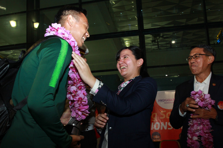 Sekjen PSSI Ratu Tisa Destria (tengah) mengalungkan bunga kepada Kapten Timnas U 22 Andy Setyo (kiri) setibanya di Bandara Soekarno Hatta, Tangerang, Banten. Timnas U 22 berhasil keluar sebagai juara pada pertandingan sepakbola Piala AFF U 22 dengan mengalahkan Thailand dengan skor 2 - 1.