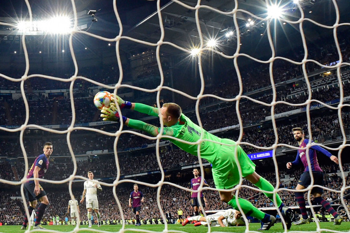 Pada menit ke-62 Madrid nyaris menyamakan kedudukan. Namun tandukan Reguilon berhasil ditepis Ter Stegen.