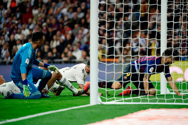 Luis Suarez kembali berperan untuk gol kedua Barca ketika Raphael Varane, yang mengawal ketat striker Uruguay itu, berusaha menghalau bola umpan dari Dembele dari sayap kanan tapi justru masuk ke gawang sendiri pada menit ke-69.
