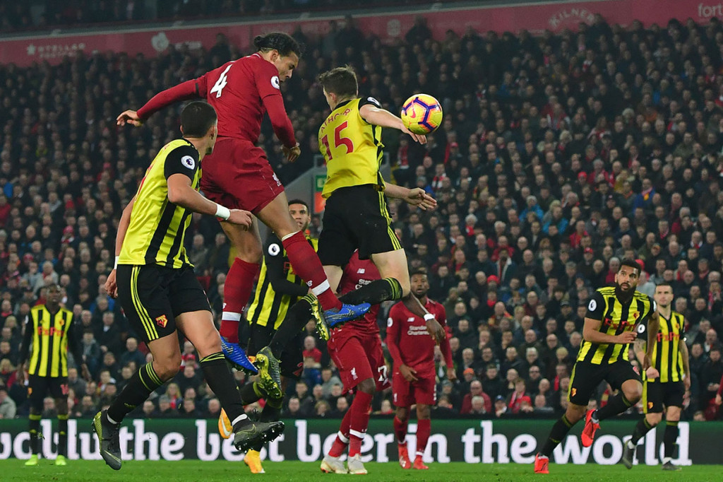 Tiga menit berselang Van Dijk kembali mencatatkan namanya di papan skor. Menyambut umpan silang Robertson, Van Dijk memenangkan duel udara untuk menjebol gawang Watford kelima kalinya.