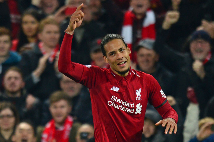 Gaya selebrasi Virgil Van Dijk usai dua kali menjebol gawang Foster.