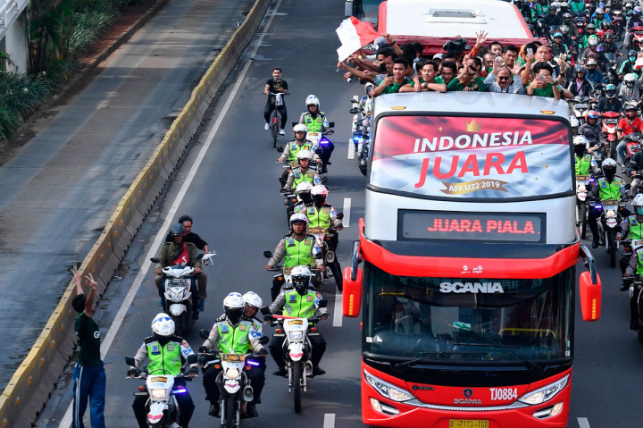 Konvoi Timnas U-22 dari Hotel Sultan menuju Istana Negara itu digelar untuk merayakan keberhasilan skuat Garuda Muda menjuarai Piala AFF U-22 di Kamboja. Garuda Muda juara setelah menundukkan Thailand 2-1.