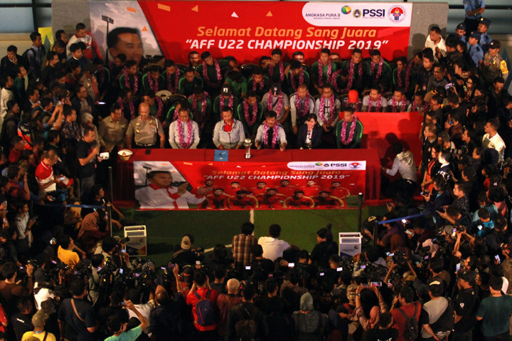 Sebelumnya, saat tiba di Bandara Internasional Soekarno-Hatta usai berlaga di Piala AFF U-22 di Phnom Penh, Kamboja, Rabu, 27 Februari malam, Timnas U-22 juga mendapat kalungan bunga dan sambutan meriah. Menteri Pemuda dan Olahraga Imam Nahrawi menjemput langsung rombongan timnas di Bandara Soekarno-Hatta.