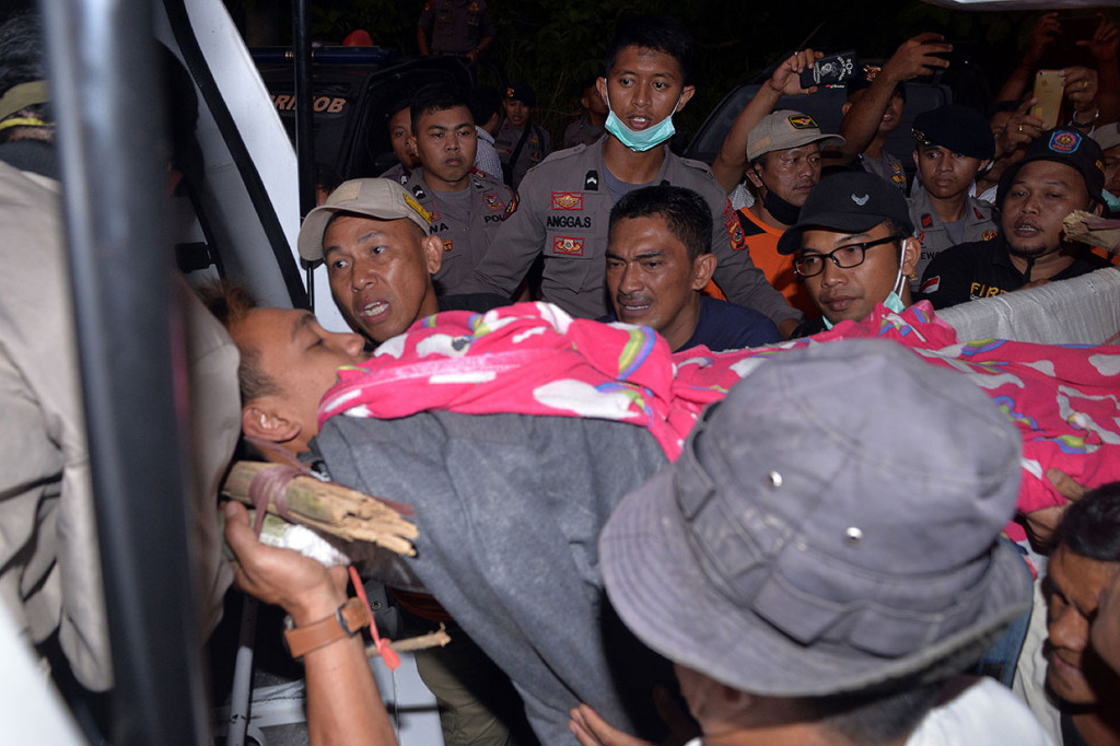Sekitar 60 penambang emas tertimbun longsor pada Selasa, 26 Februari 2019 malam, 23 berhasil dievakuasi, 19 orang diantaranya selamat dan 4 orang tewas. Diperkirakan sekitar 37 orang masih tertimbun longsor. AFP Photo/BNPB