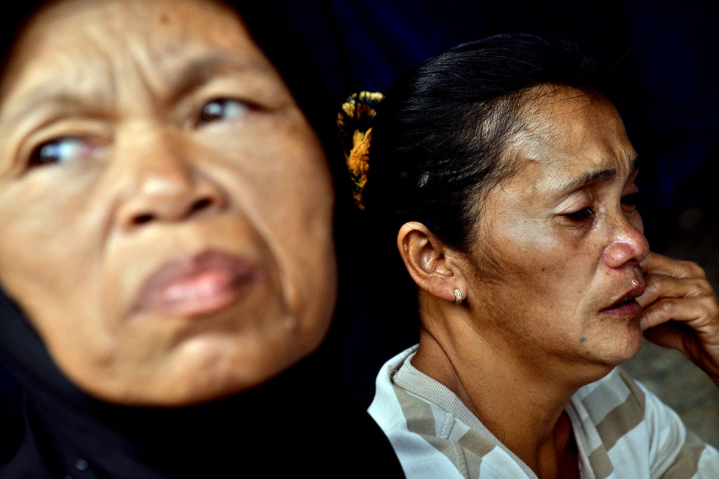Kerabat menanti kabar anggota keluarganya yang tertimbun longsor di lokasi Pertambangan Emas Tanpa Izin (PETI) Desa Bakan, Kecamatan Lolayan, Kabupaten Bolmong. Antara Foto/Adwit B Pramono