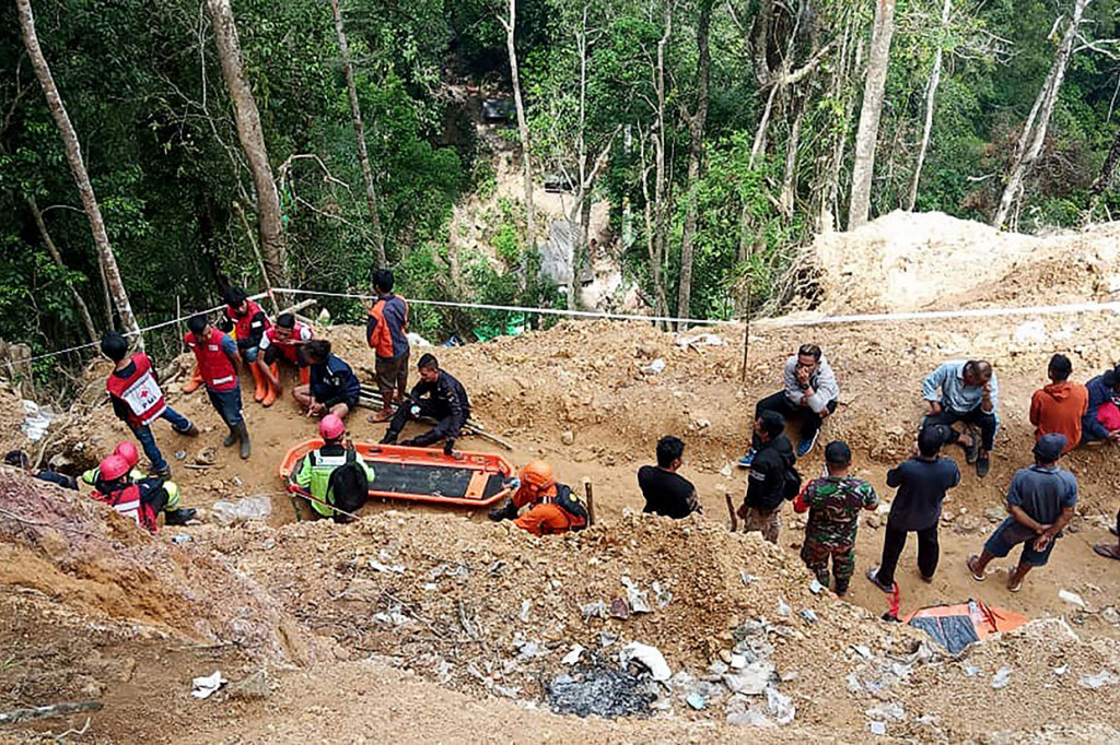 Lokasi tambang emas yang longsor. AFP Photo/BNPB