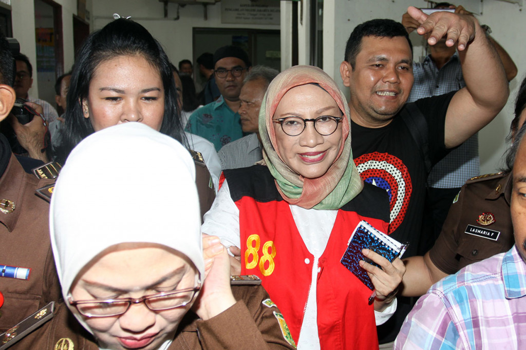 Terdakwa kasus dugaan berita bohong atau hoaks Ratna Sarumpaet melempar senyum saat memasuki ruang sidang di PN Jakarta Selatan. Ratna tiba sekitar pukul 09.20 WIB.