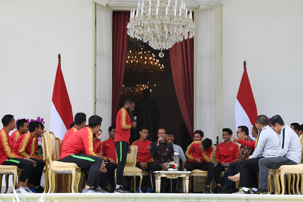 Presiden juga sempat berbincang dengan beberapa pemain, salah satunya sang striker Marinus Manewar. Pemain yang berasal dari Kabupaten Sarmi, Papua ini meminta Presiden untuk memperhatikan pembangunan daerahnya. 