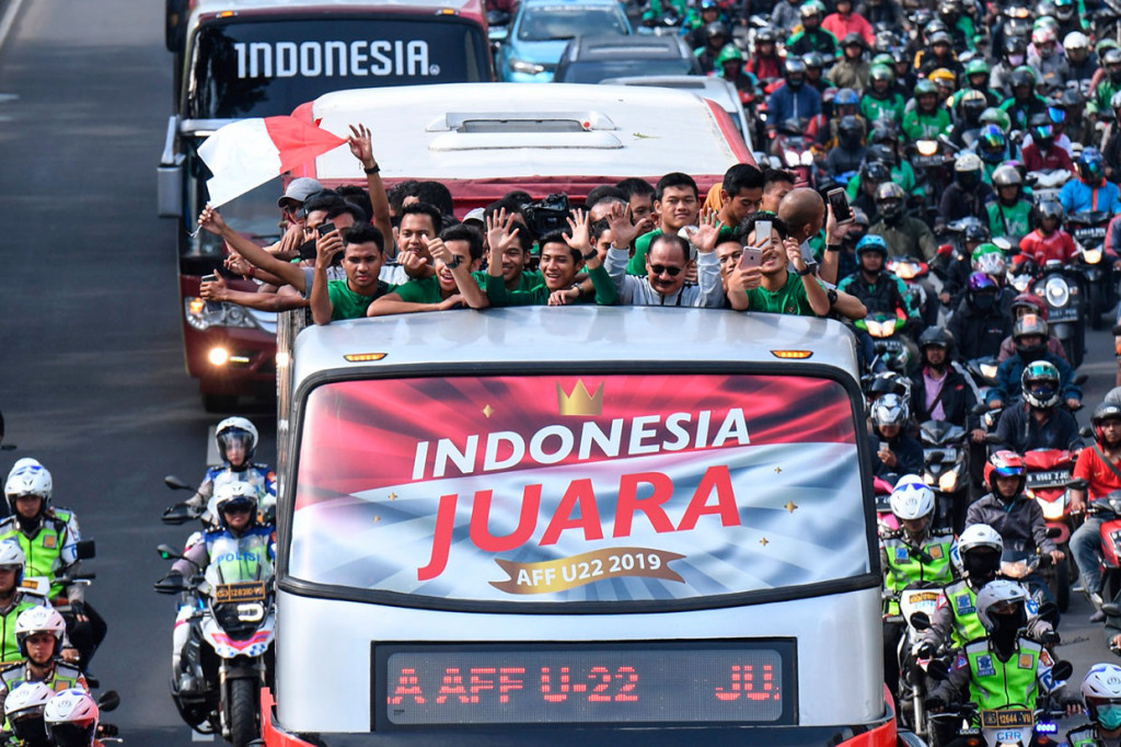 Pemain dan ofisial Timnas U-22 Indonesia konvoi dari Hotel Sultan menuju Istana Negara untuk bertemu Presiden Jokowi.