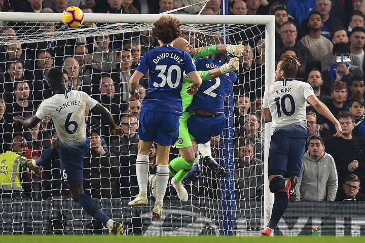 Spurs berusaha membalas, tetapi sayang peluang yang didapat Harry Kane dan Toby Alderweireld masih belum mampu membobol gawang Willy Caballero.