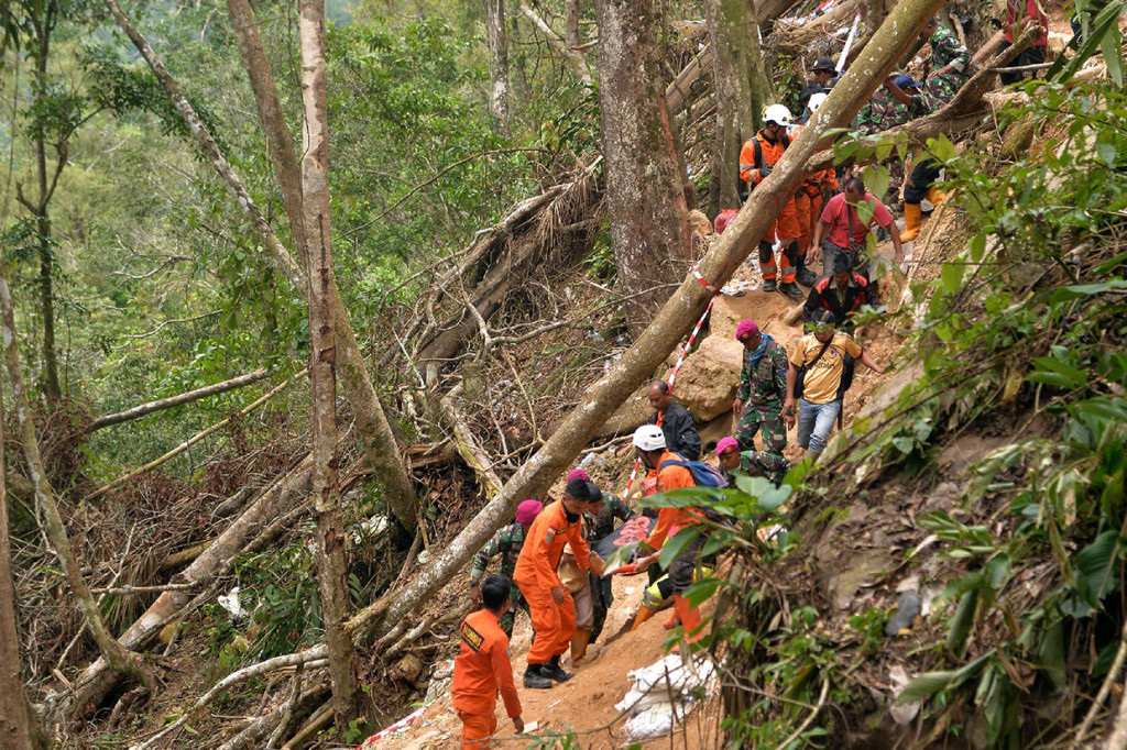 Tim SAR gabungan mengevakuasi korban petambang emas tanpa izin yang longsor di Desa Bakan, Kabupaten Bolaang Mongondouw, Sulawesi Utara, Kamis, 28 Februari 2019. AFP Photo/Ungke Pepotoh