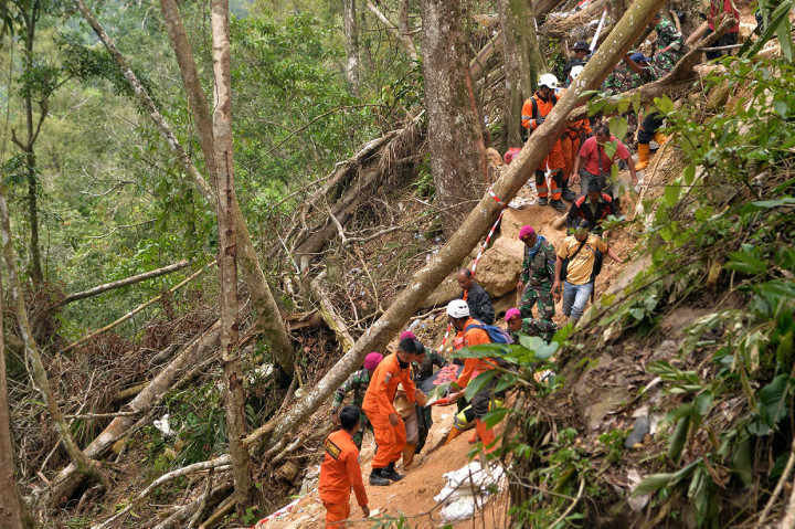 Tim SAR gabungan mengevakuasi korban petambang emas tanpa izin yang longsor di Desa Bakan, Kabupaten Bolaang Mongondouw, Sulawesi Utara, Kamis, 28 Februari 2019. AFP Photo/Ungke Pepotoh