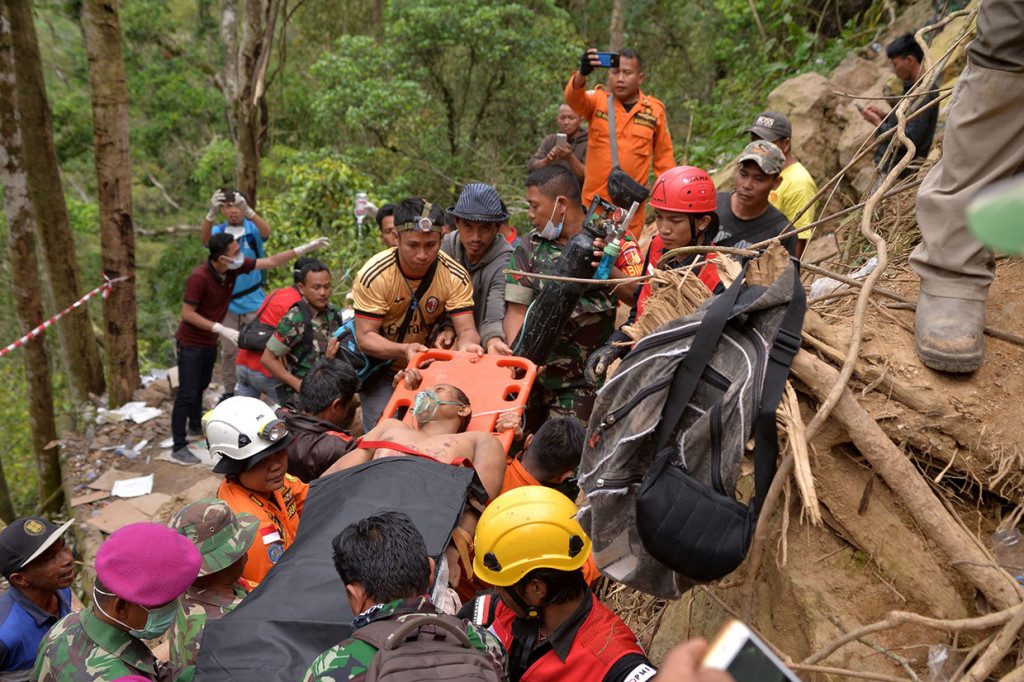Hingga saat ini tim gabungan SAR, TNI, Polri telah berhasil mengevakuasi 27 orang, 19 diantaranya luka-luka, dan delapan orang meninggal dunia. Photo/Ungke Pepotoh