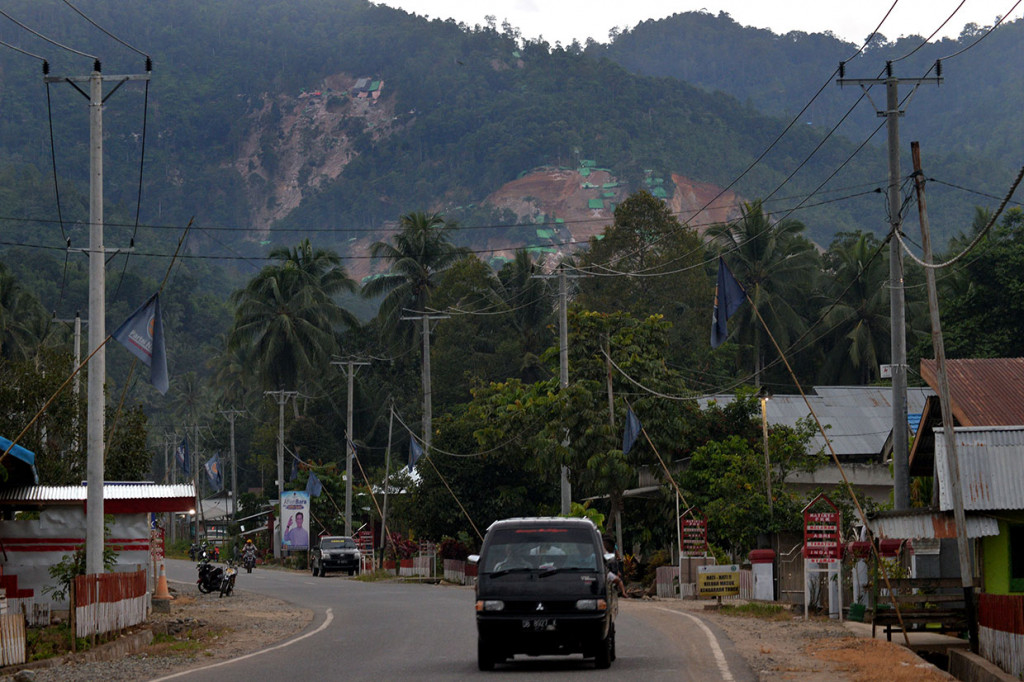 Lokasi pertambangan emas tanpa izin atau ilegal yang ambruk terlihat dari Desa Bakan, Kabupaten Bolaang Mongondouw. Antara Foto/Adwit B Pramono