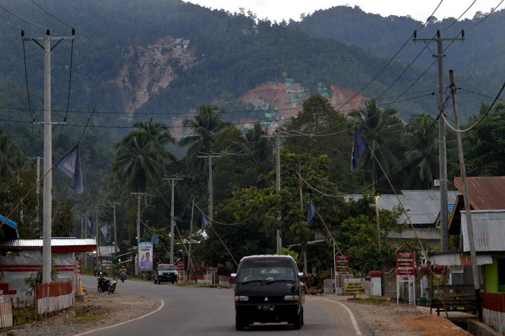 Lokasi pertambangan emas tanpa izin atau ilegal yang ambruk terlihat dari Desa Bakan, Kabupaten Bolaang Mongondouw. Antara Foto/Adwit B Pramono