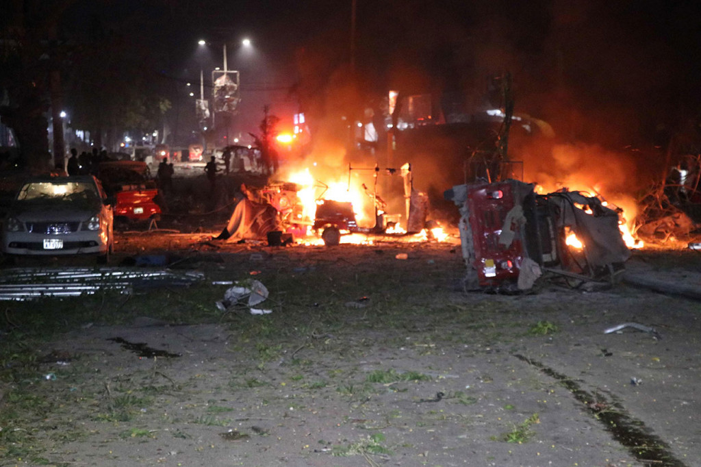 Bom mobil meledak di dekat sebuah hotel besar di Mogadishu, Somalia, Kamis, 28 Februari 2019. Beberapa mobil hancur akibat ledakan bom tersebut.