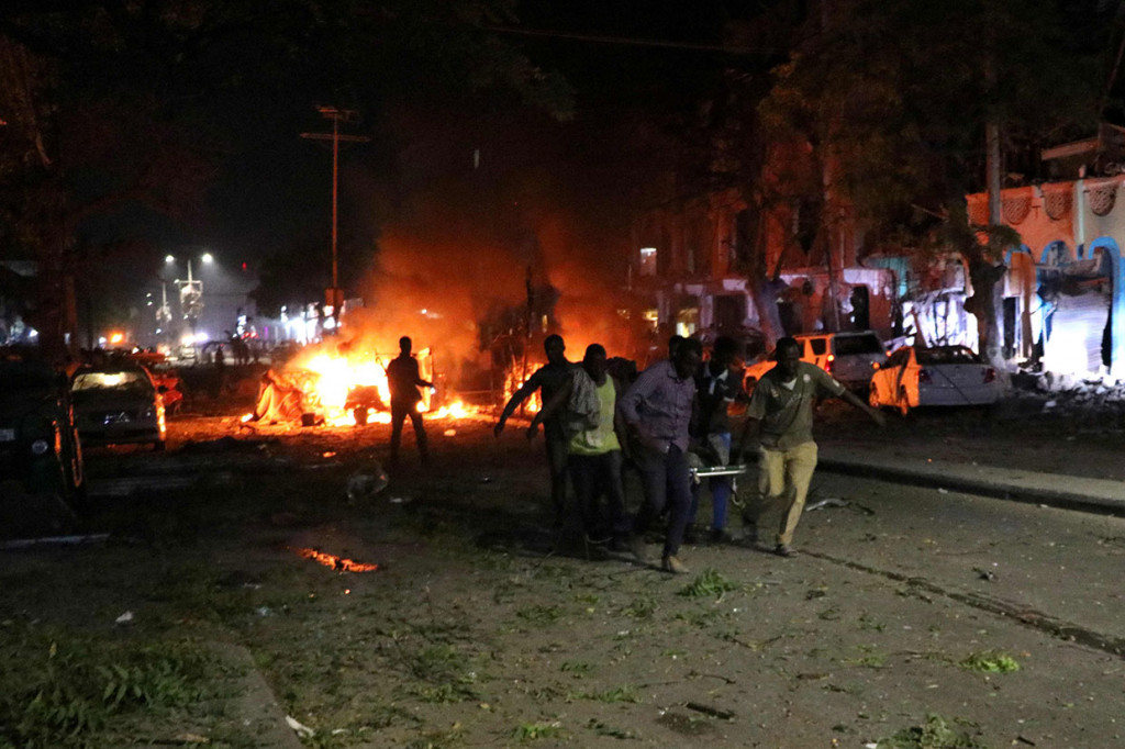 Sedikitnya lima orang tewas dan 25 lainnya luka-luka akibat ledakan bom tersebut. Ledakan kedua terdengar di daerah itu beberapa menit kemudian, tetapi tidak jelas apa yang menjadi penyebabnya.