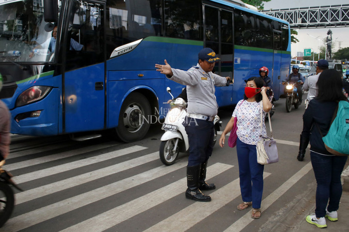 Dengan diresmikannya JPO tersebut, fasilitas penyeberangan orang (pelican crossing) di depan Stadion Gelora Bung Karno Senayan ditutup. MI/Bary Fathahilah
