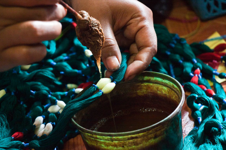 Seorang sejarawan asal Belanda, Gerrit Pieter Rouffaer yang melakukan penelitian kain di Indonesia mengatakan, bahwa pola gringsing atau teknik dobel ikat dimana pola tersebut hanya bisa dibentuk dengan menggunakan alat canting, sudah dikenal dan digunakan sejak abad ke-12.