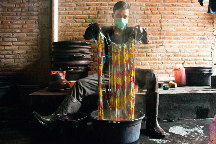 Sejarah tenun ikat di Kediri mulai berkembang diawali oleh warga keturunan Thionghoa pada  1950-an dengan membuka usaha yang memiliki sekitar 200 alat tenun dan ratusan pengrajin. Usaha tersebut terus berkembang seiring dengan berkembangnya perdagangan dengan saudagar-saudagar dari Madagaskar, Tiongkok, India, Tiongkok dan Arab hingga mengalami masa jaya pada periode 1960-1970.