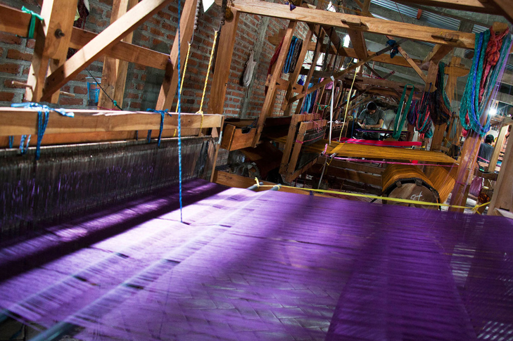 Namun seiring berjalanannya waktu, kejayaan tenun ikat Kediri kian surut pada 1985, ketika kebijakan Orde Baru di bawah Presiden Soeharto yang mengimpor ratusan mesin tenun modern sehingga muncul kain tenun dan batik tenun ikat hasil dari pabrik, dengan kecepatan produksi yang melebihi mesin ATBM (alat tenun bukan mesin) dan harga kain tenun pabrik dijual dengan harga yang lebih murah, sehingga membuat para pengrajin tenun ikat bukan mesin kalah bersaing.