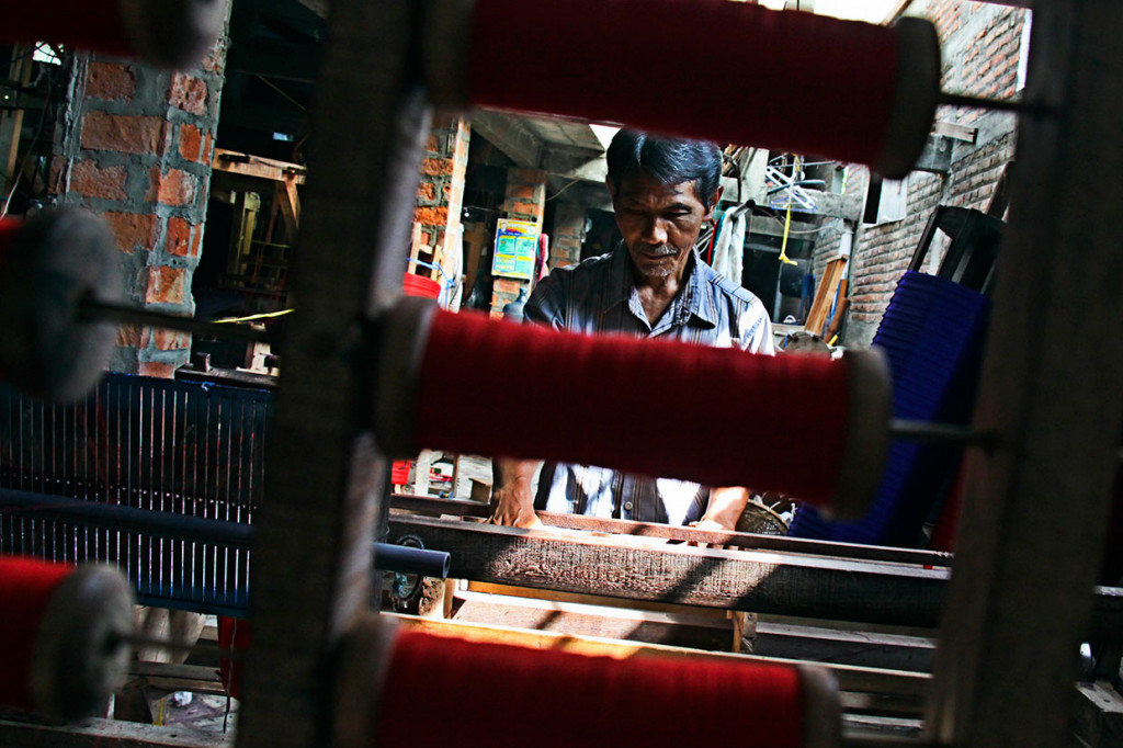 Kini, pengrajin tenun ikat bukan mesin tersentral di Kelurahan Bandar Kidul di Kecamatan Mojoroto, Kota Kediri, Jawa Timur. Lokasinya tak jauh dari alun-alun Kota Kediri atau hanya dibatasi oleh Sungai Brantas. Sekitar 20 rumah industri tenun yang berada di kampung ini rata-rata dikerjakan secara turun temurun hingga tiga generasi. 