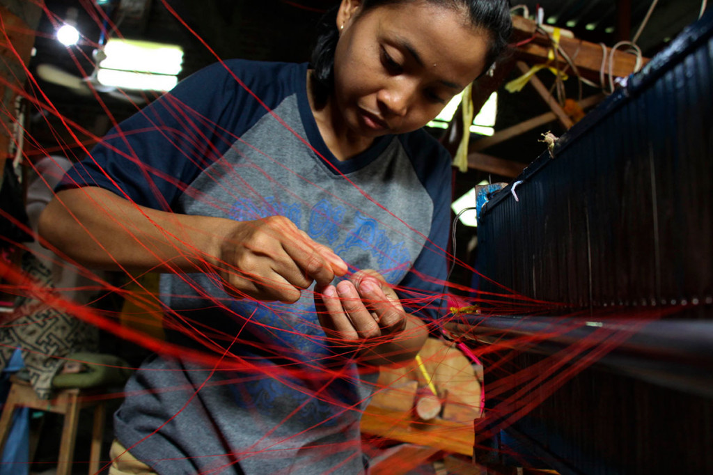 Proses pengerjaan tenun menggunakan benang halus ini melewati dua proses pengerjaan dengan 14 tahapan. Proses pembuatan lungsi atau keteng yang melalui empat tahapan yaitu, pencelupan, pemintalan, skeer atau menggulung benang di boom dan proses grayen atau menyambung benang. Proses kedua adalah pemintalan benang putih, reek atau menata benang di bidangan, desain, pengikatan, pencelupan, colet, pelepasan tali, mengurai benang, pemintalan di palet dan yang terakhir adalah proses tenun.