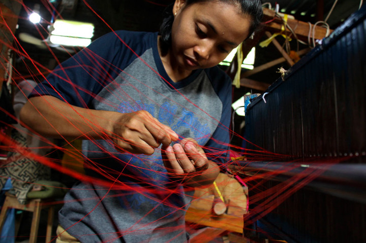 Proses pengerjaan tenun menggunakan benang halus ini melewati dua proses pengerjaan dengan 14 tahapan. Proses pembuatan lungsi atau keteng yang melalui empat tahapan yaitu, pencelupan, pemintalan, skeer atau menggulung benang di boom dan proses grayen atau menyambung benang. Proses kedua adalah pemintalan benang putih, reek atau menata benang di bidangan, desain, pengikatan, pencelupan, colet, pelepasan tali, mengurai benang, pemintalan di palet dan yang terakhir adalah proses tenun.