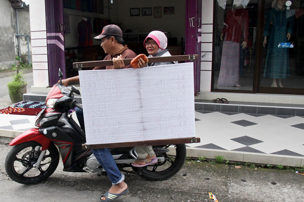 Di Bandar Kidul, proses pengerjaaan tenun tidak harus dilakukan di sentra industri. Pemilik usaha memberdayakan warga sekitar untuk terlibat dalam pelestarian tenun dengan membebaskan warga untuk mengerjakannya dirumah masing masing sesuai alat yang mereka punya. 