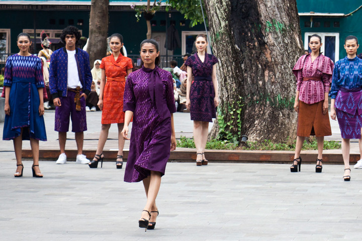 Pelestarian tidak hanya sebatas dengan memberdayakan warga sekitar sentra industri. Gelaran Dhono Street Fashion menjadi upaya pemerintah Kota Kediri untuk semakin mengenalkan tenun ikat Kediri. Salah satunya dengan menampilkan tenun yang lebih kasual dan fashionable untuk mendekatkan nilai tenun kepada generasi milenial.